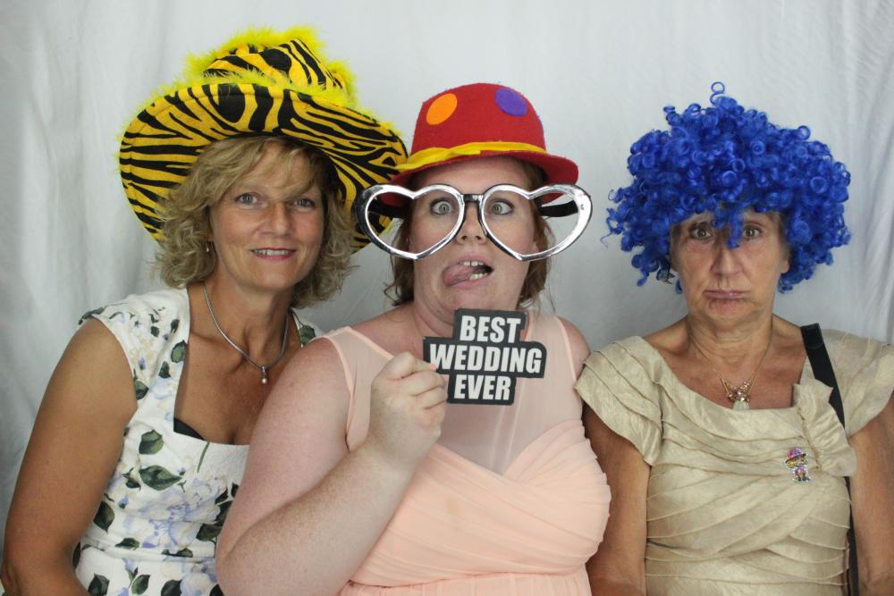 Laura & Oliver | View more photos from the event at gallery.myphotoboothexperience.co.uk/u/MyPhotoBoothExperienceLtd/Laura-Oliver
